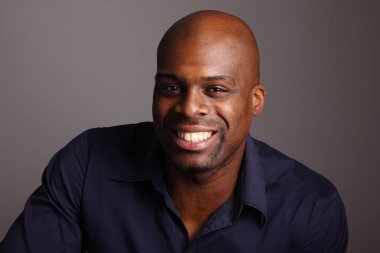 Güzel bir adamın portresi.