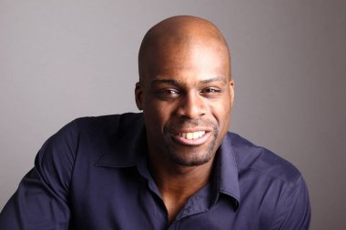 Güzel bir adamın portresi.