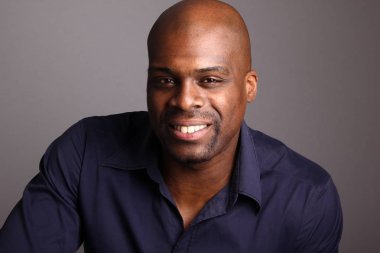 Güzel bir adamın portresi.