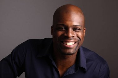 Güzel bir adamın portresi.