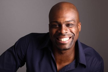 Güzel bir adamın portresi.