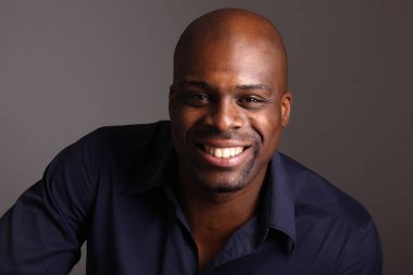 Güzel bir adamın portresi.