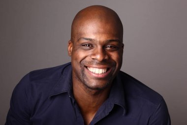 Güzel bir adamın portresi.