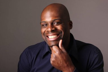 Güzel bir adamın portresi.