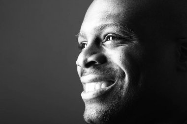 Güzel bir adamın portresi.