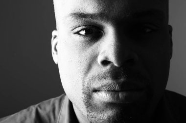 Güzel bir adamın portresi.