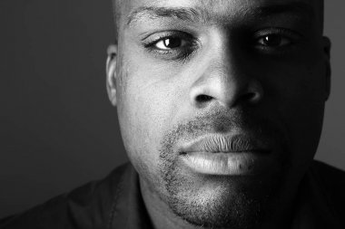 Güzel bir adamın portresi.