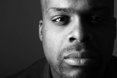 Güzel bir adamın portresi.