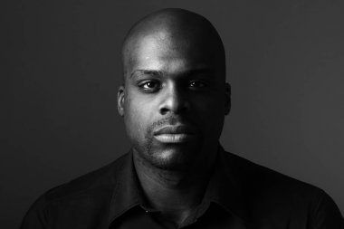 Güzel bir adamın portresi.