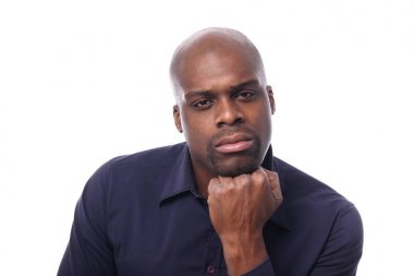 Güzel bir adamın portresi.