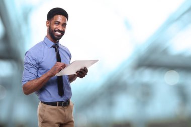 Mutlu bir siyah adam portresi