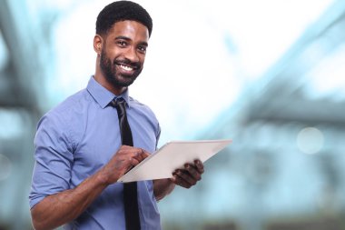 Mutlu bir siyah adam portresi