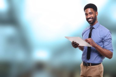 Mutlu bir siyah adam portresi