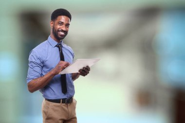 Mutlu bir siyah adam portresi