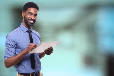 Mutlu bir siyah adam portresi