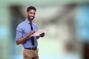 Mutlu bir siyah adam portresi