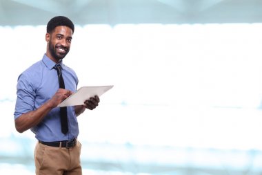 Mutlu bir siyah adam portresi