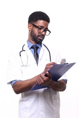 Beyaz arka plan önünde mutlu doktor