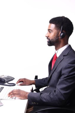 Beyaz arka plan önünde işadamı