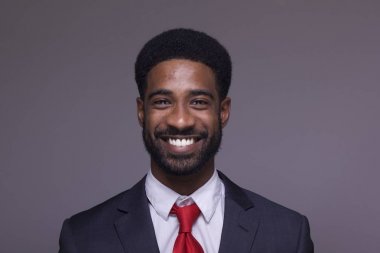 Beyaz arka plan önünde işadamı