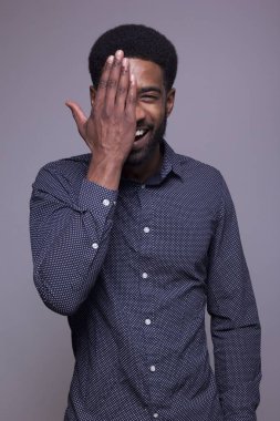 Güzel bir adamın portresi.