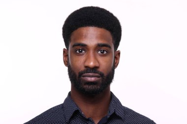 Güzel bir adamın portresi.