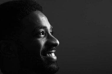 Güzel bir adamın portresi.