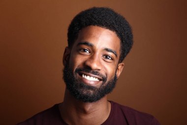 Güzel bir adamın portresi.