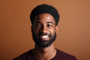 Güzel bir adamın portresi.