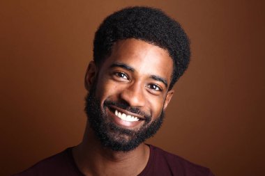 Güzel bir adamın portresi.