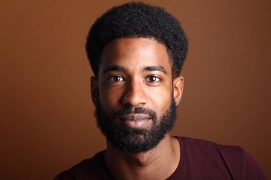 Güzel bir adamın portresi.