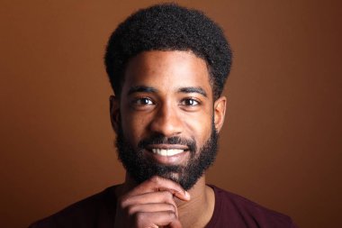 Güzel bir adamın portresi.