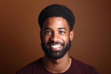 Güzel bir adamın portresi.