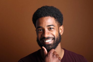 Güzel bir adamın portresi.