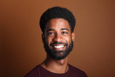 Güzel bir adamın portresi.