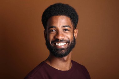 Güzel bir adamın portresi.