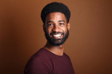 Güzel bir adamın portresi.