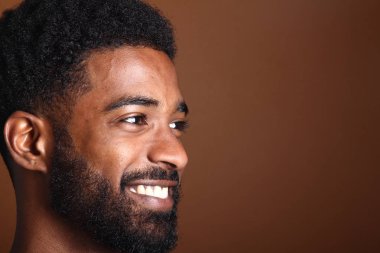 Güzel bir adamın portresi.