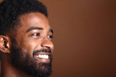 Güzel bir adamın portresi.