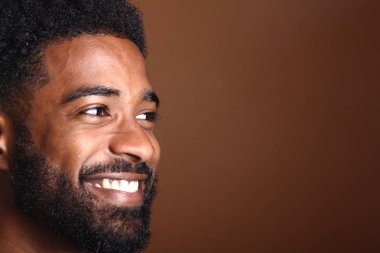 Güzel bir adamın portresi.