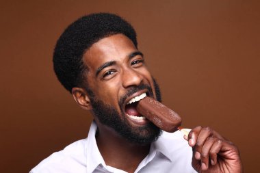 Güzel bir adamın portresi.