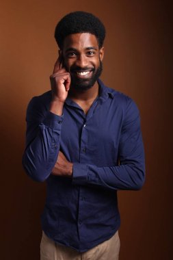 Güzel mutlu afro adam