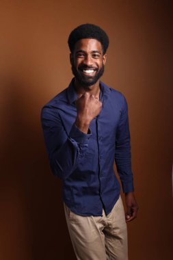 Güzel mutlu afro adam