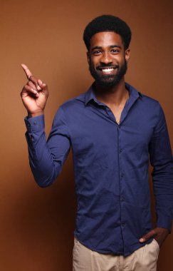 Güzel mutlu afro adam