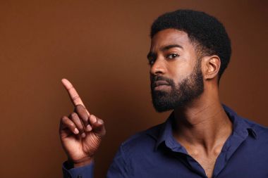 Güzel mutlu afro adam