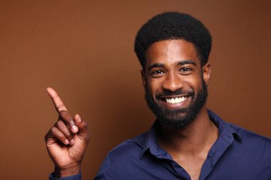 Güzel mutlu afro adam