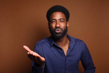 Güzel mutlu afro adam