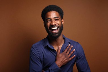 Güzel mutlu afro adam