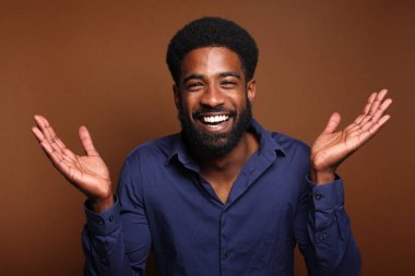 Güzel mutlu afro adam