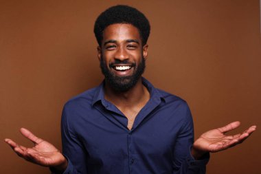 Güzel mutlu afro adam